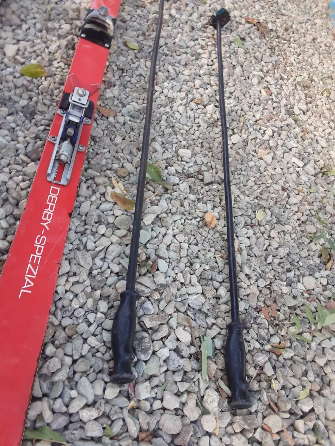 یک جفت اسکی روی برف|ورزشهای زمستانی|دماوند, مسکن مهر گیلاوند|دیوار