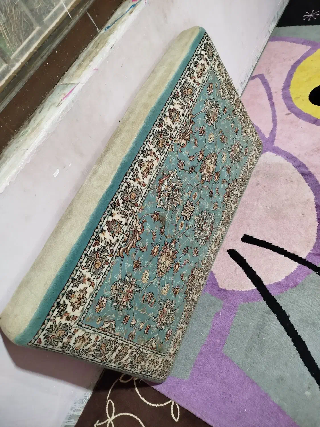 شش عدد پشتی|پشتی|بم, |دیوار