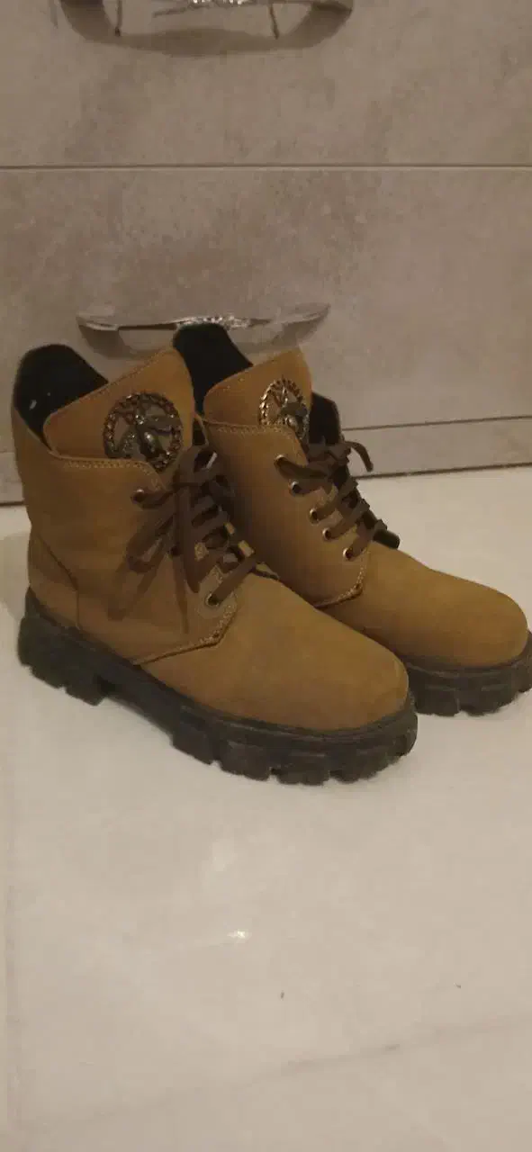 بوت ساق دار|کیف، کفش، کمربند|صدرا-فارس, فاز ۱|دیوار