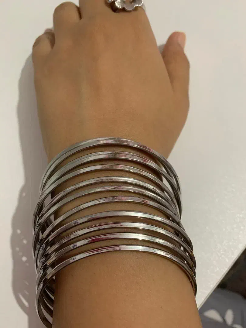 النگوهای ظریف تیتان ۱۲ عدد و النگوی تلویزیونی|بدلیجات|اصفهان, سپاهان‌شهر|دیوار