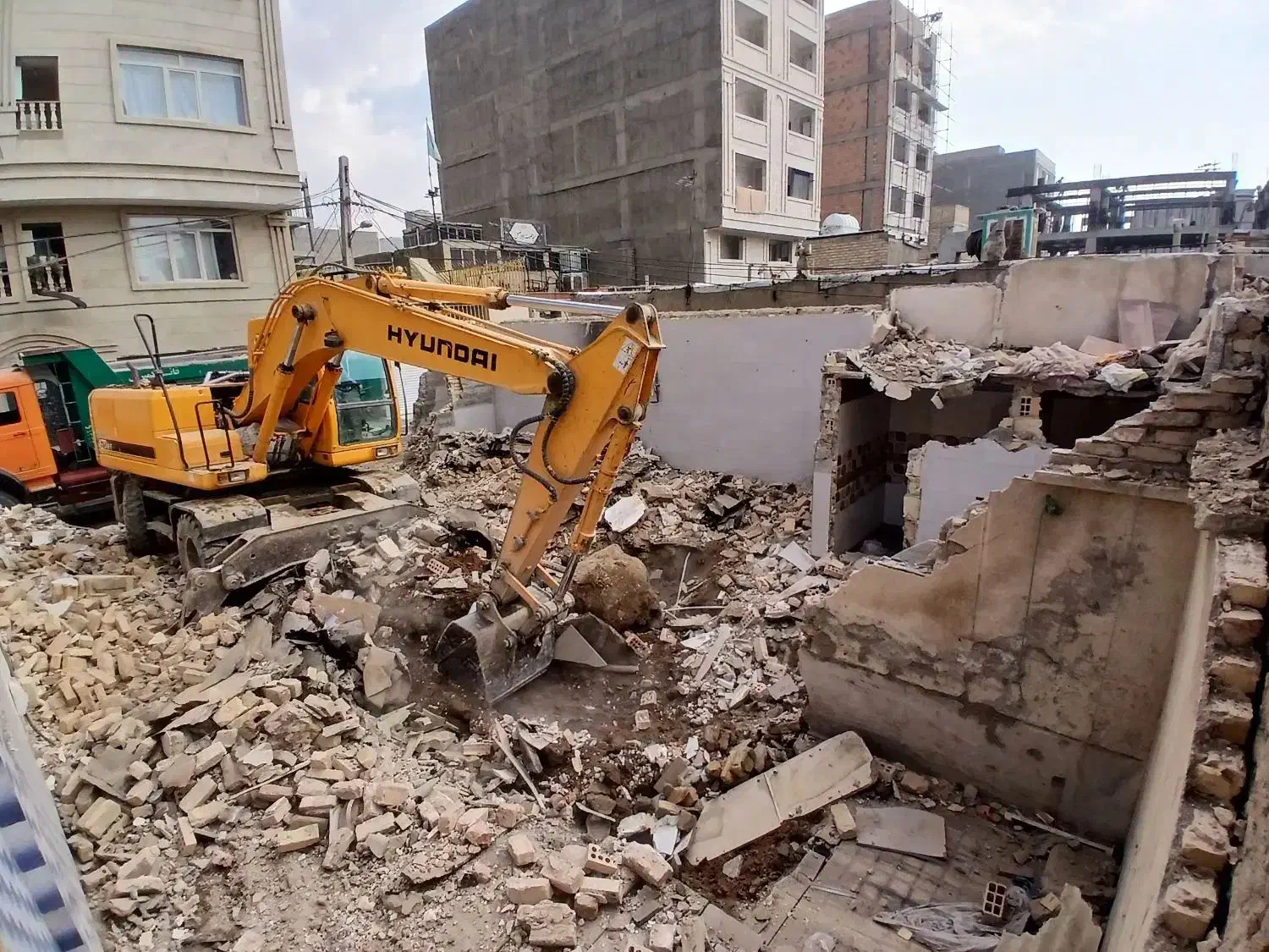 تخریب و خاکبرداری ساختمان خریدار تمام آهن آلات|خدمات پیشه و مهارت|کرج, باغستان|دیوار