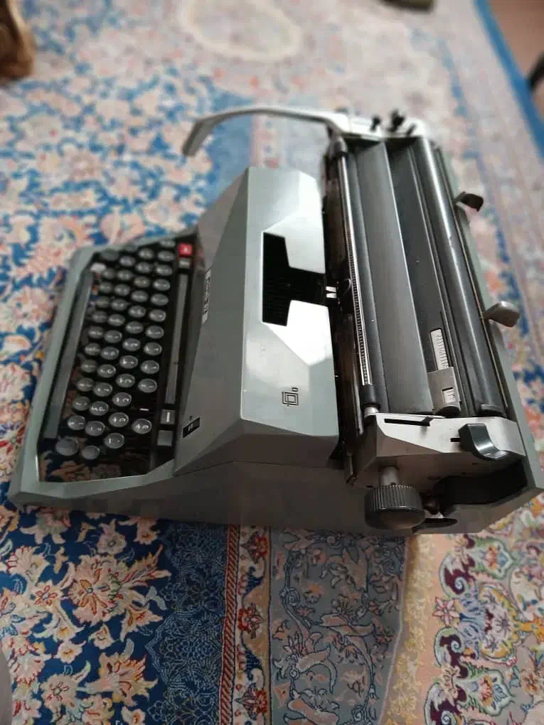 تایپیست قدیمی|کلکسیون اشیاء عتیقه|فردیس, شهرک شهید حسینی|دیوار