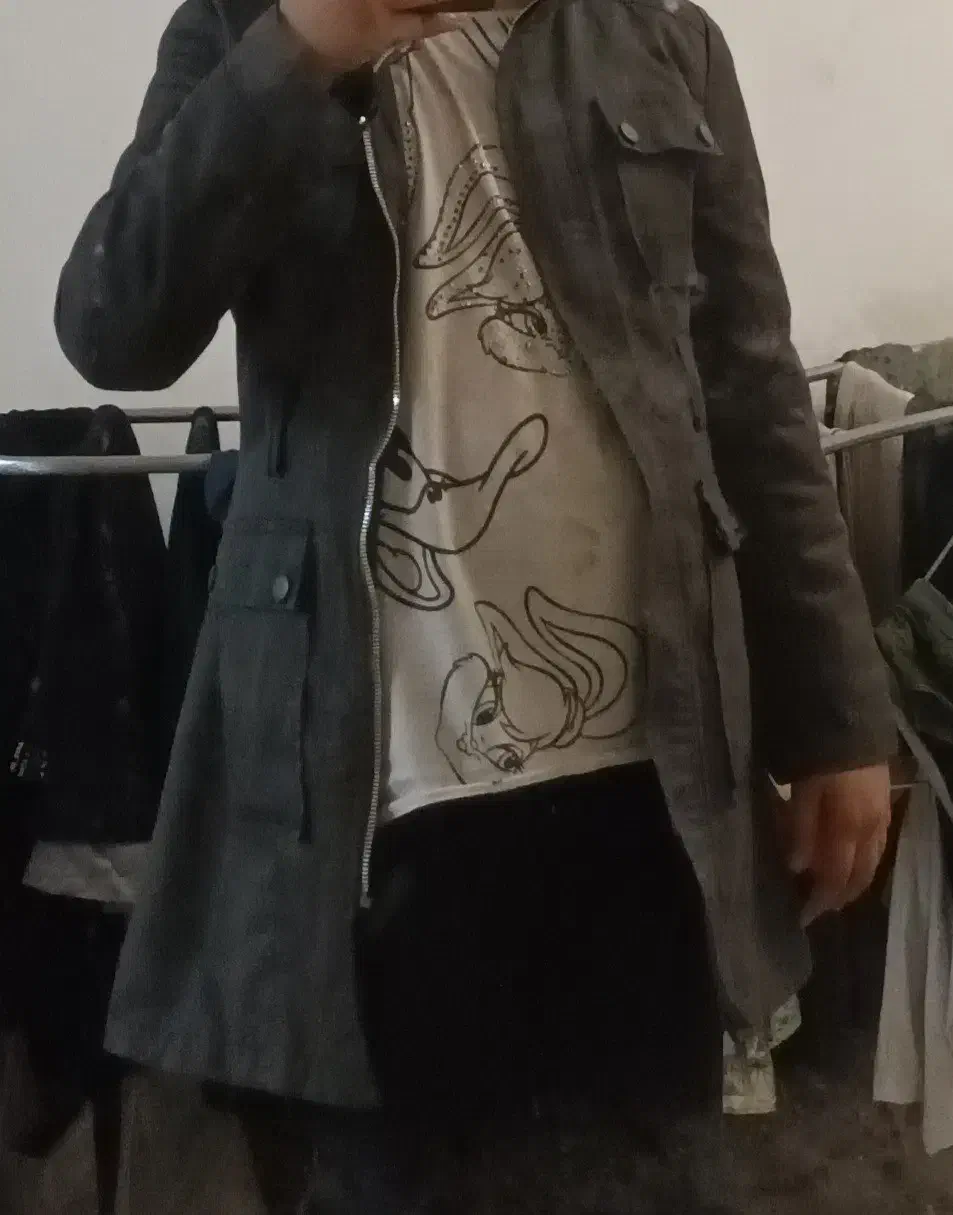 پوشاک|لباس|رباط‌کریم, کیکاور|دیوار