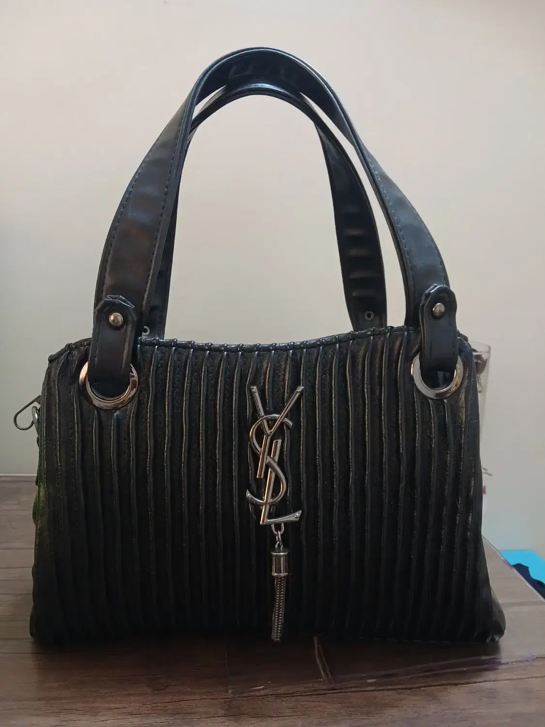 ۳ تا کیف ، هر سه نو|کیف، کفش، کمربند|ری, جوانمرد قصاب|دیوار