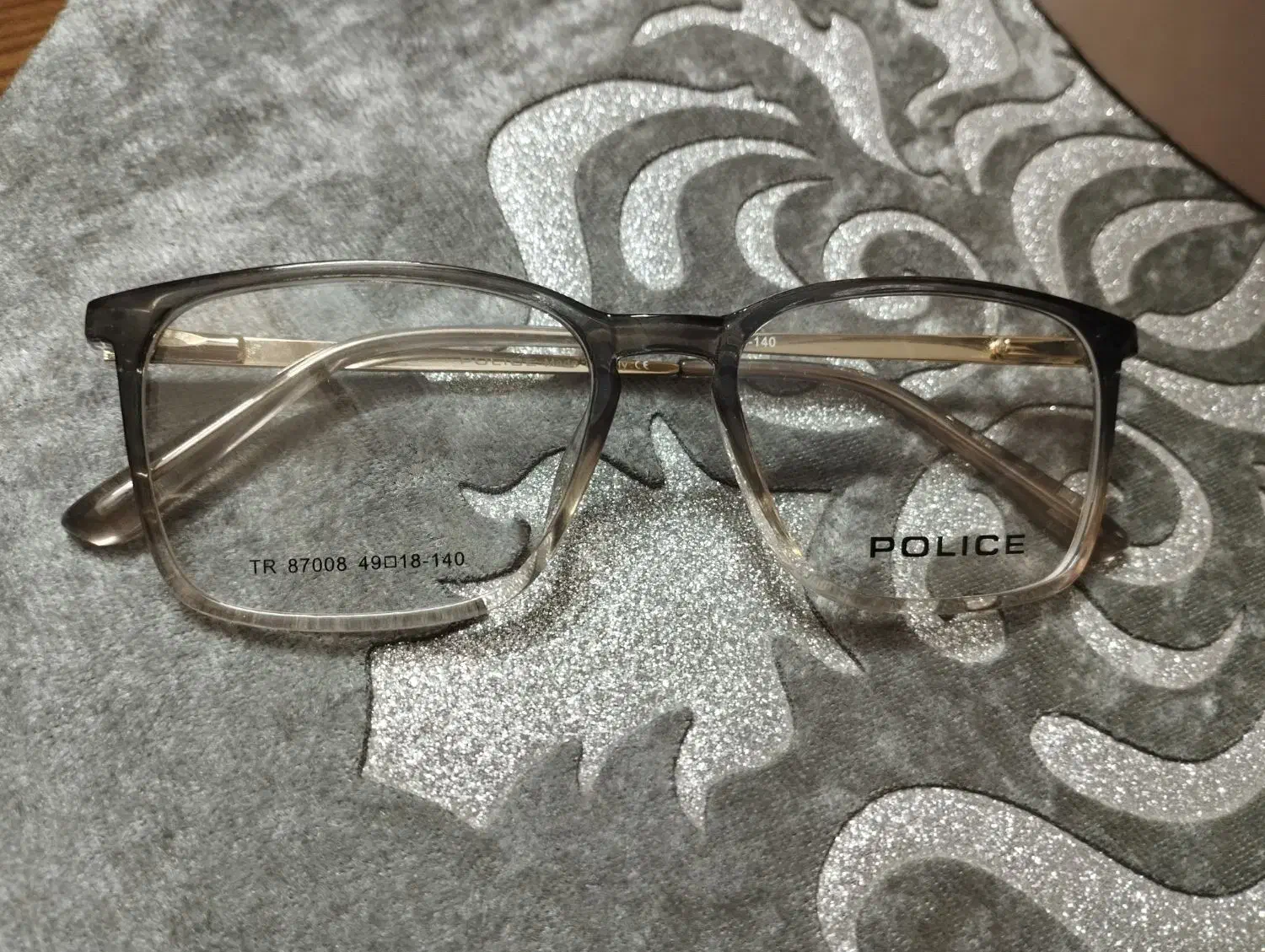 فرم عینک نونو|زیورآلات و اکسسوری|اراک, |دیوار