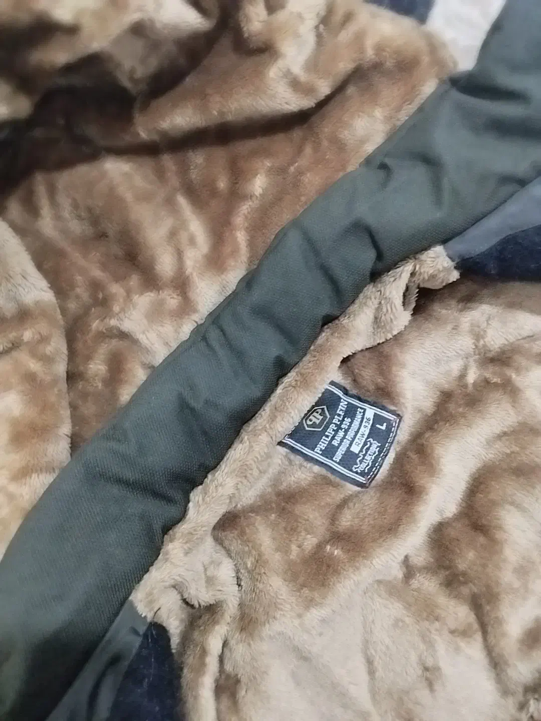 کاپشن|لباس|ایذه, |دیوار