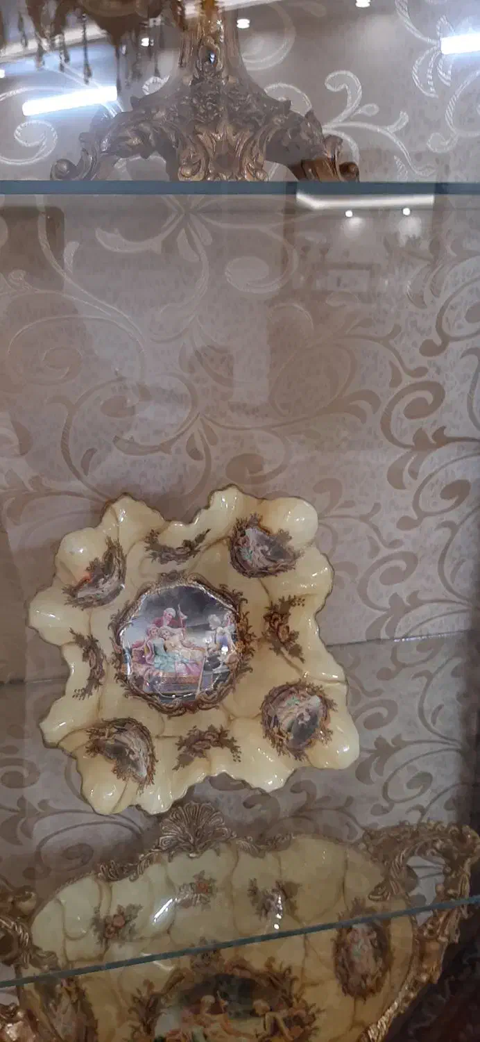 گنجه چوب و معرق کاری و با ظروف داخل ویترین|بوفه، ویترین، کنسول|مشهد, امیریه|دیوار