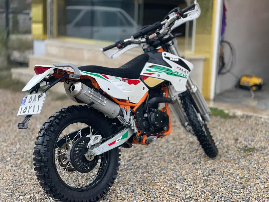 فلات ۲۵۰ طرح کی تی ام|موتورسیکلت|چوبر, |دیوار