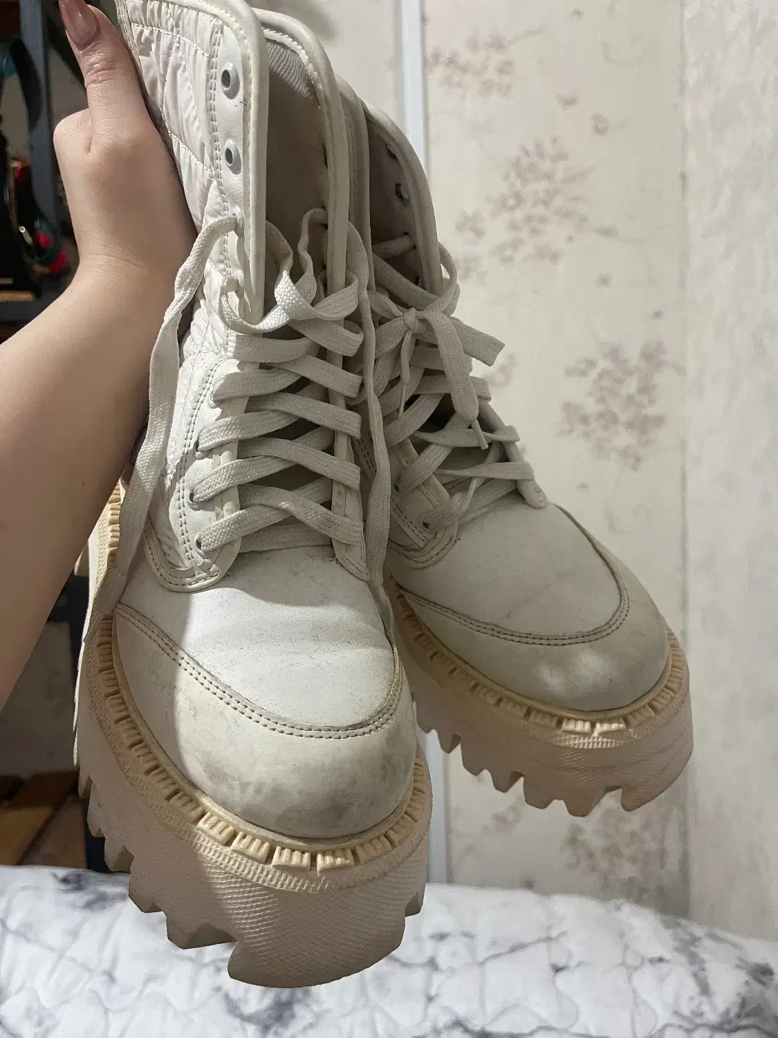 بوت سفید|کیف، کفش، کمربند|رشت, جهاد|دیوار