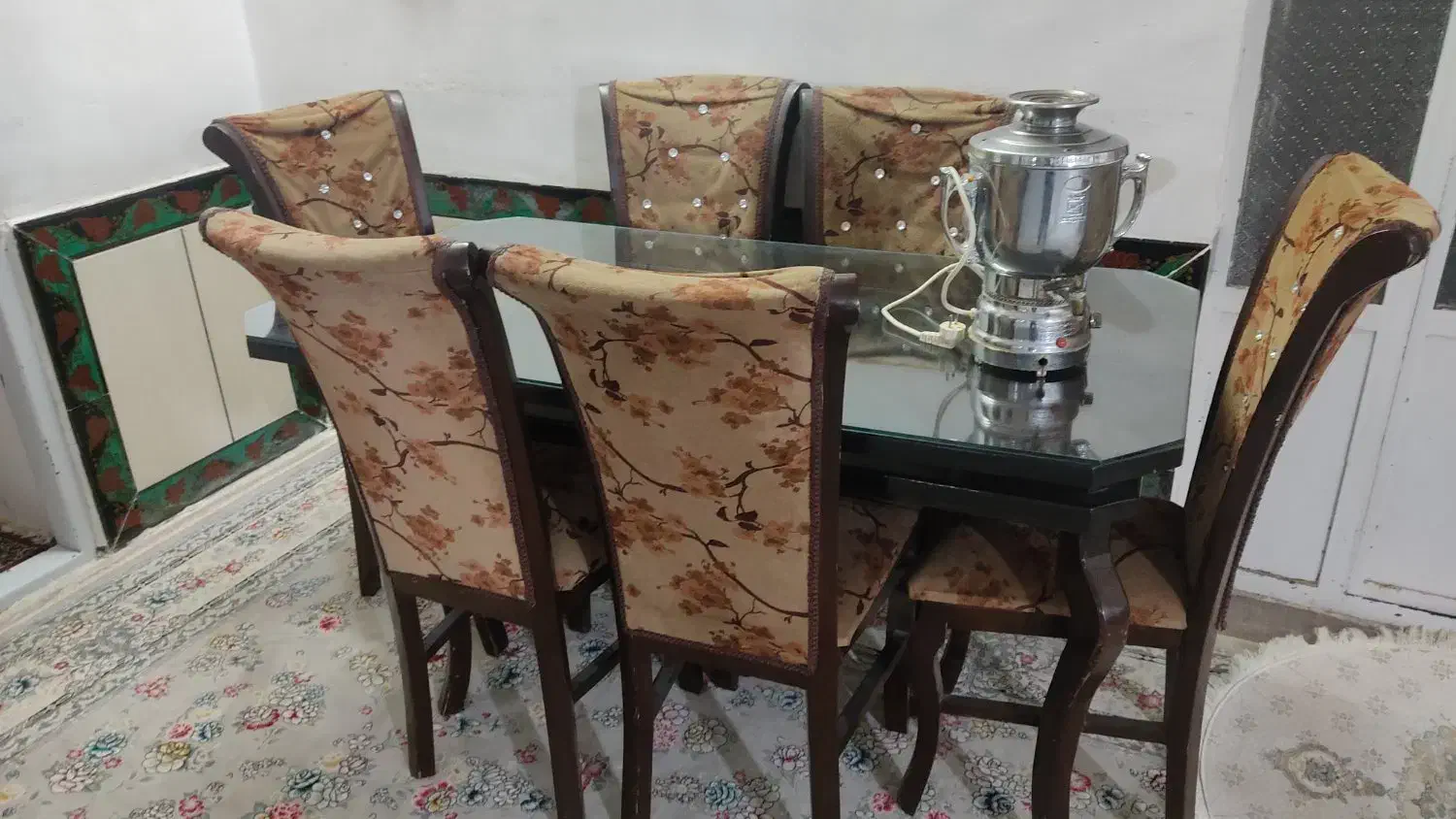 میز ناهارخوری ۶ نفره چوبی و سماور برقی|میز و صندلی غذاخوری|الشتر, |دیوار