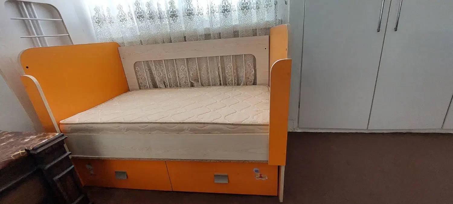 تخت خواب کودک به همراه تشک و  ویترین|تخت و سرویس خواب|کنارک, |دیوار