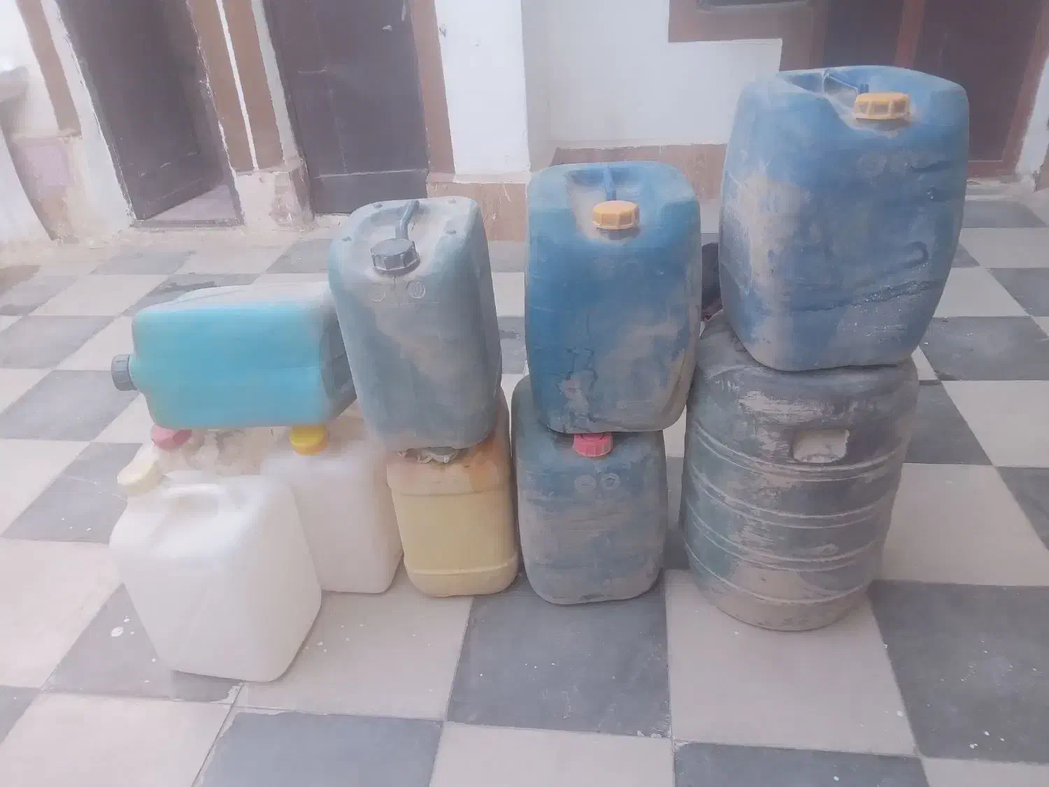 گالن نفتی|ظروف نگهدارنده، پلاستیکی، یک‌بارمصرف|زاهدان, |دیوار