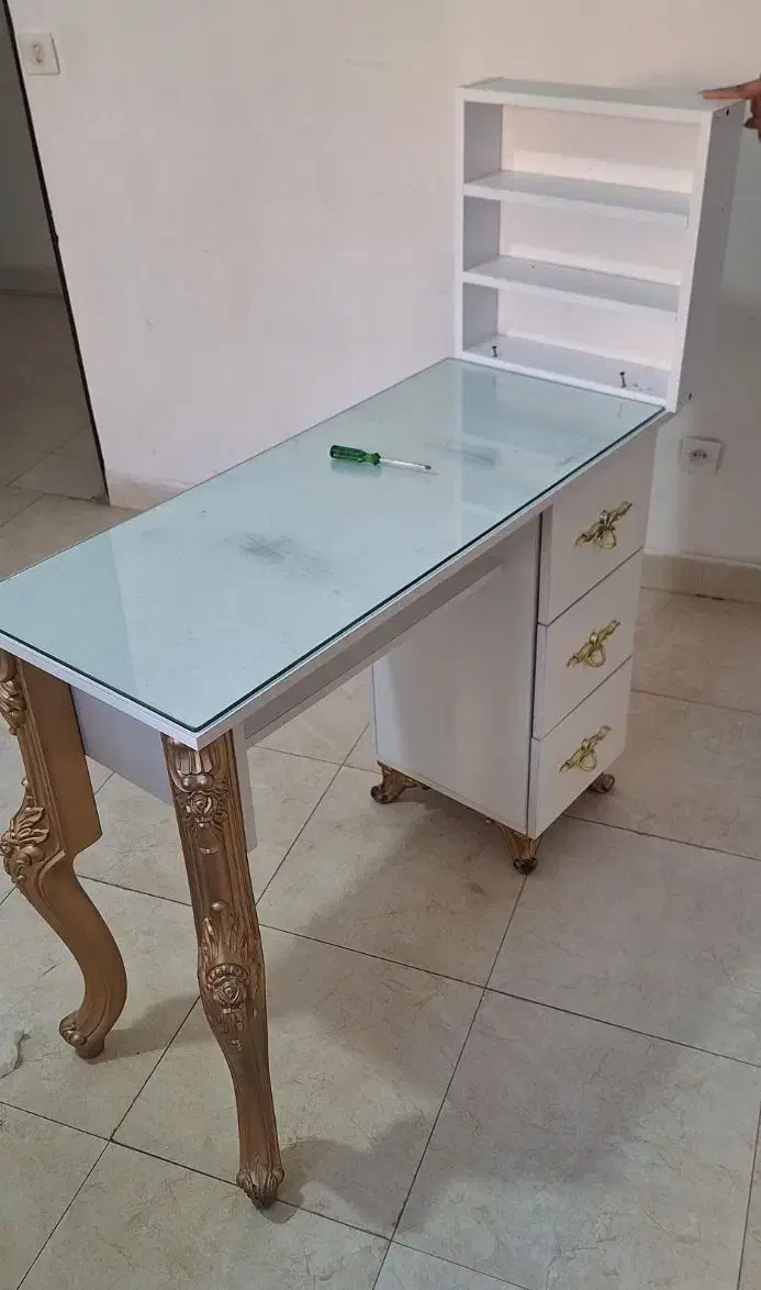 میز ناخن و دوتا صندلی چرخ دار و استند لاک|آرایشگاه و سالن‌های زیبایی|پرند, فاز ۶|دیوار