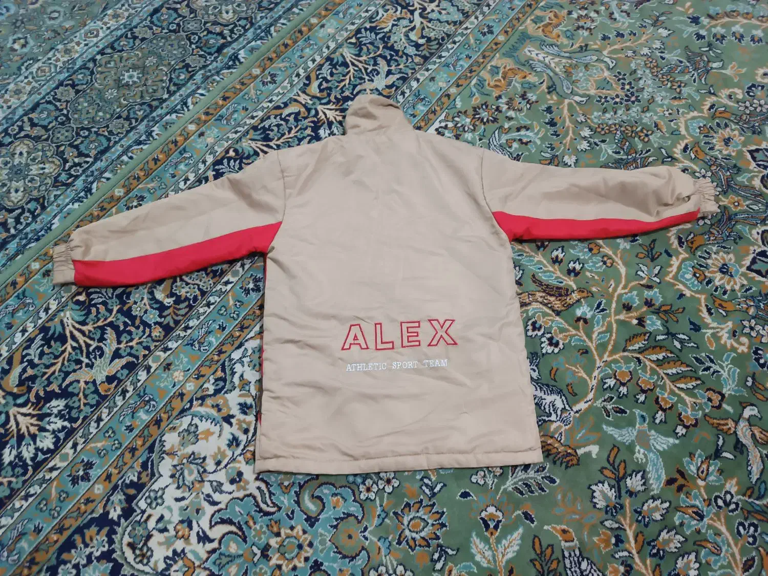 کاپشن|لباس|پیشوا, |دیوار