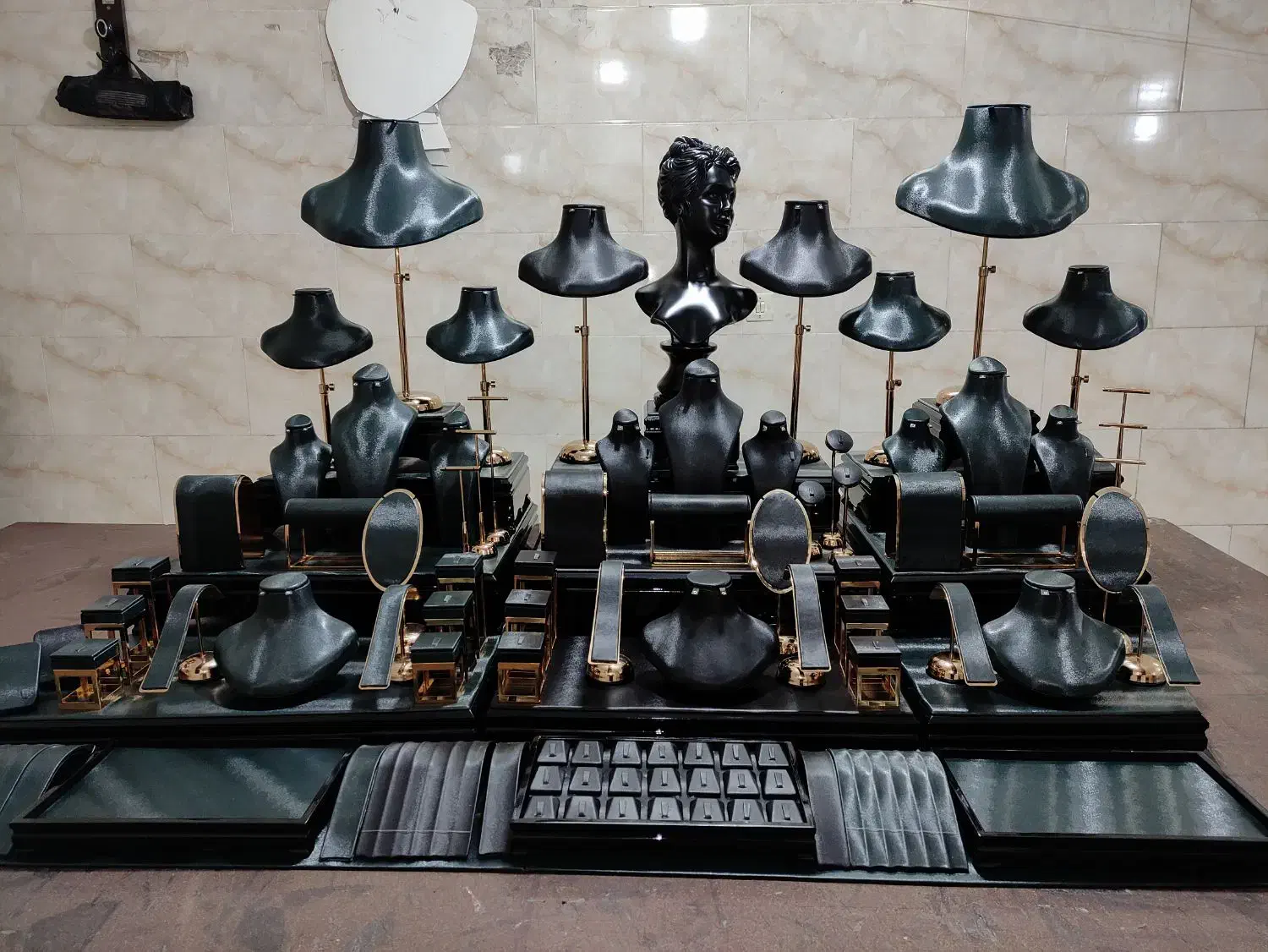 دکور طلافروشی ویترین طلا فروشی،مانکن طلا جعبه طلا|فروشگاه و مغازه|ورامین, ورامین|دیوار