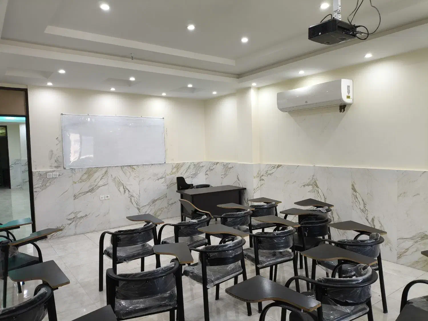 کلاس آموزش درسی|اجارهٔ کوتاه‌مدت دفتر کار و فضای آموزشی|اهواز, فرهنگ شهر|دیوار