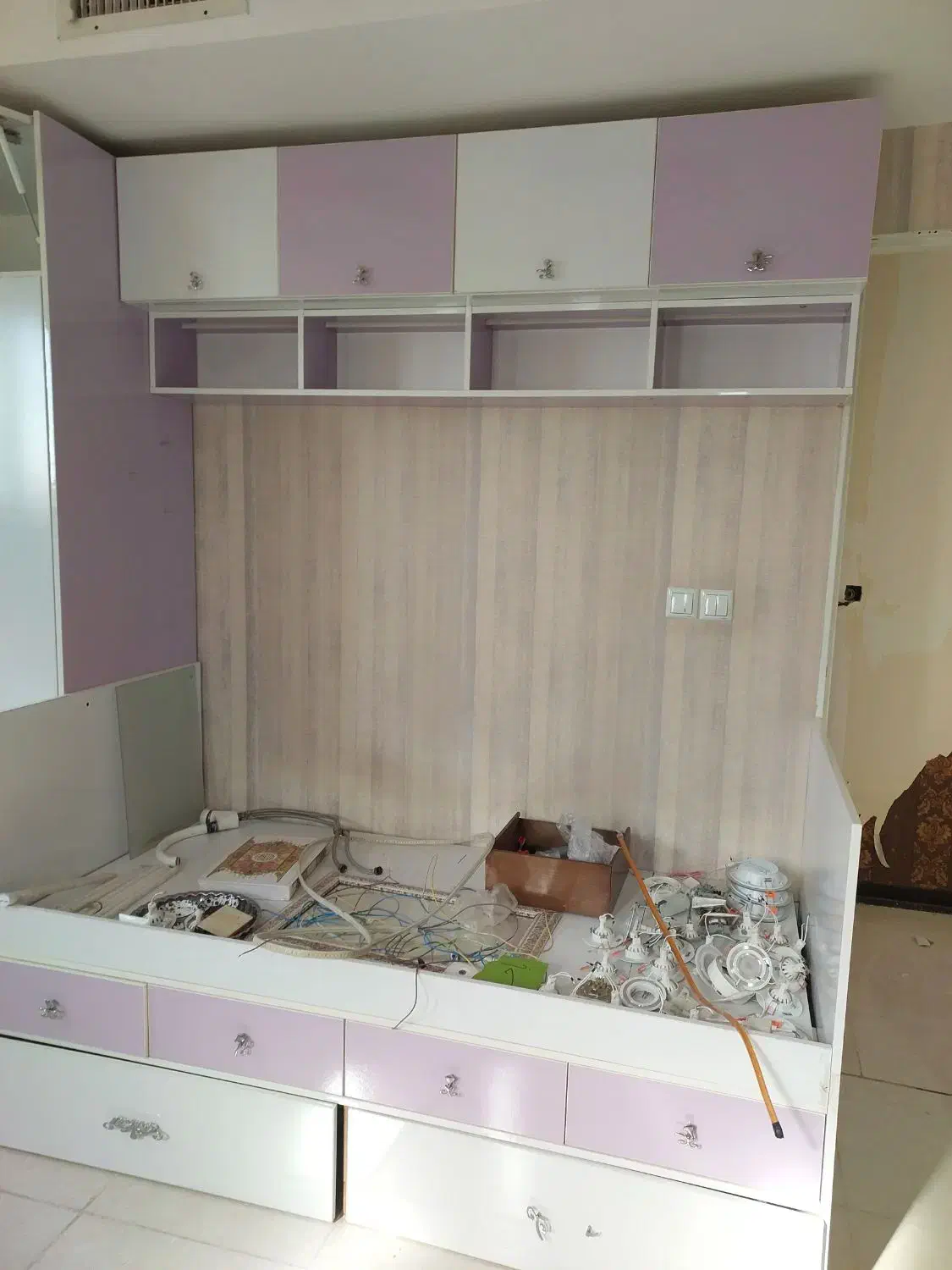 ست چوب اتاق خواب دخترانه فروش فوری به علت جابجایی|تخت و سرویس خواب|قم, شاه سید علی|دیوار