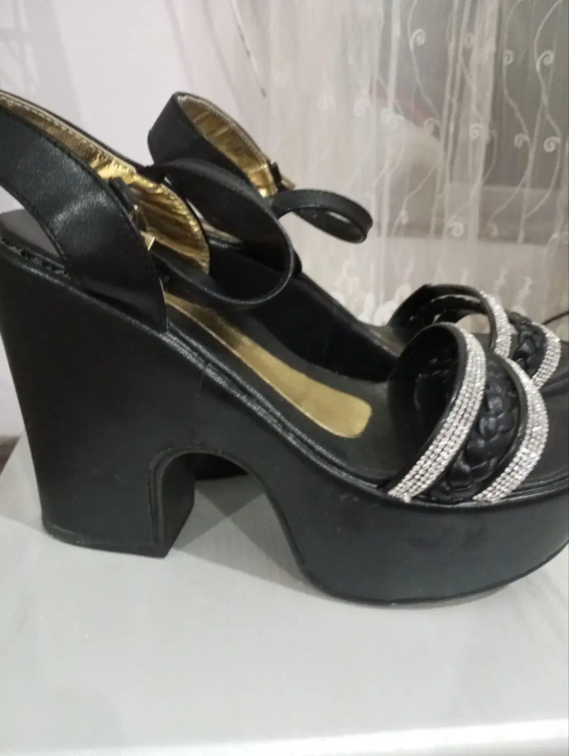 کفش مجلسی|کیف، کفش، کمربند|قره ضیاالدین, |دیوار