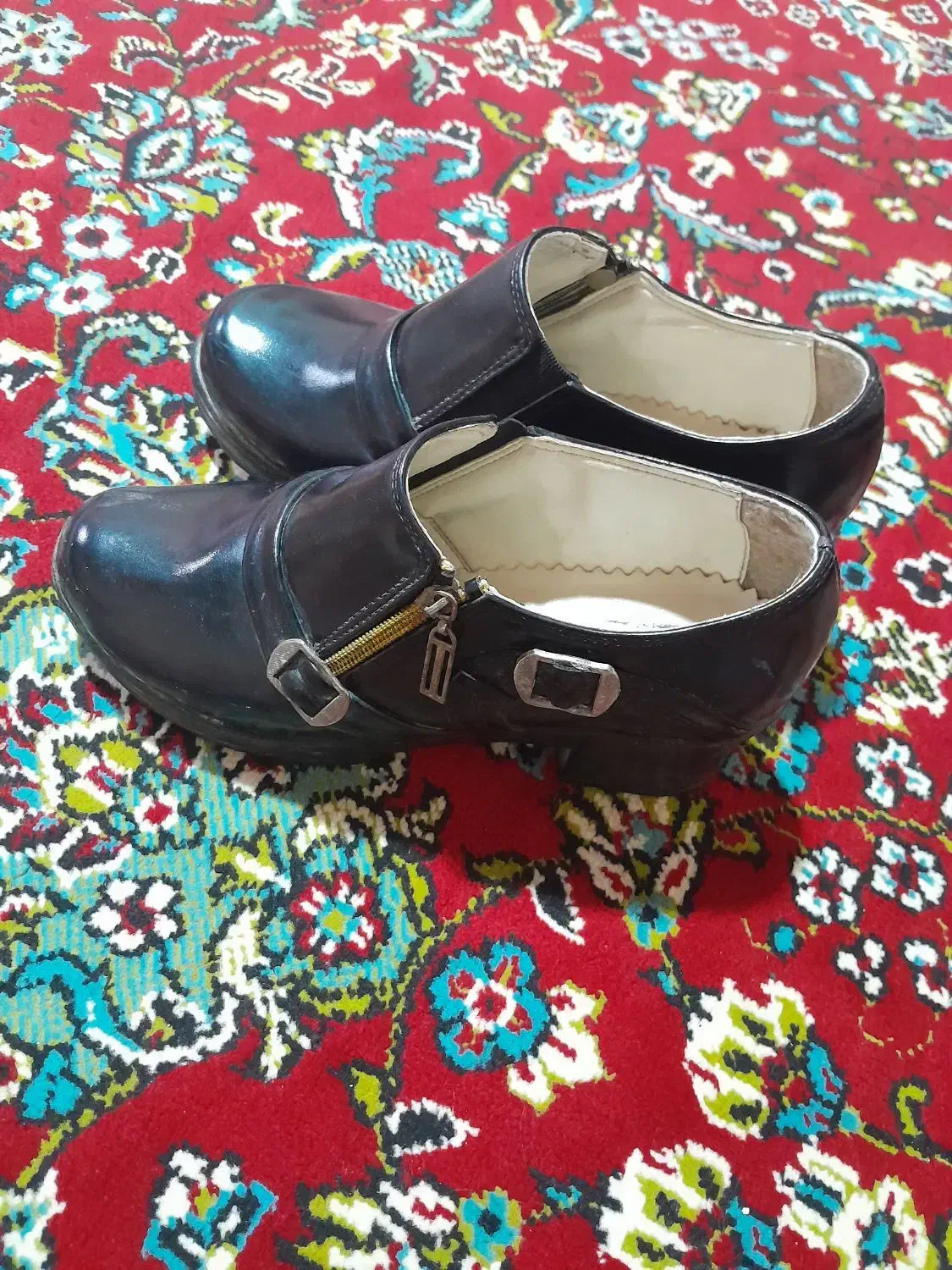 کفش|کیف، کفش، کمربند|اسفراین, |دیوار