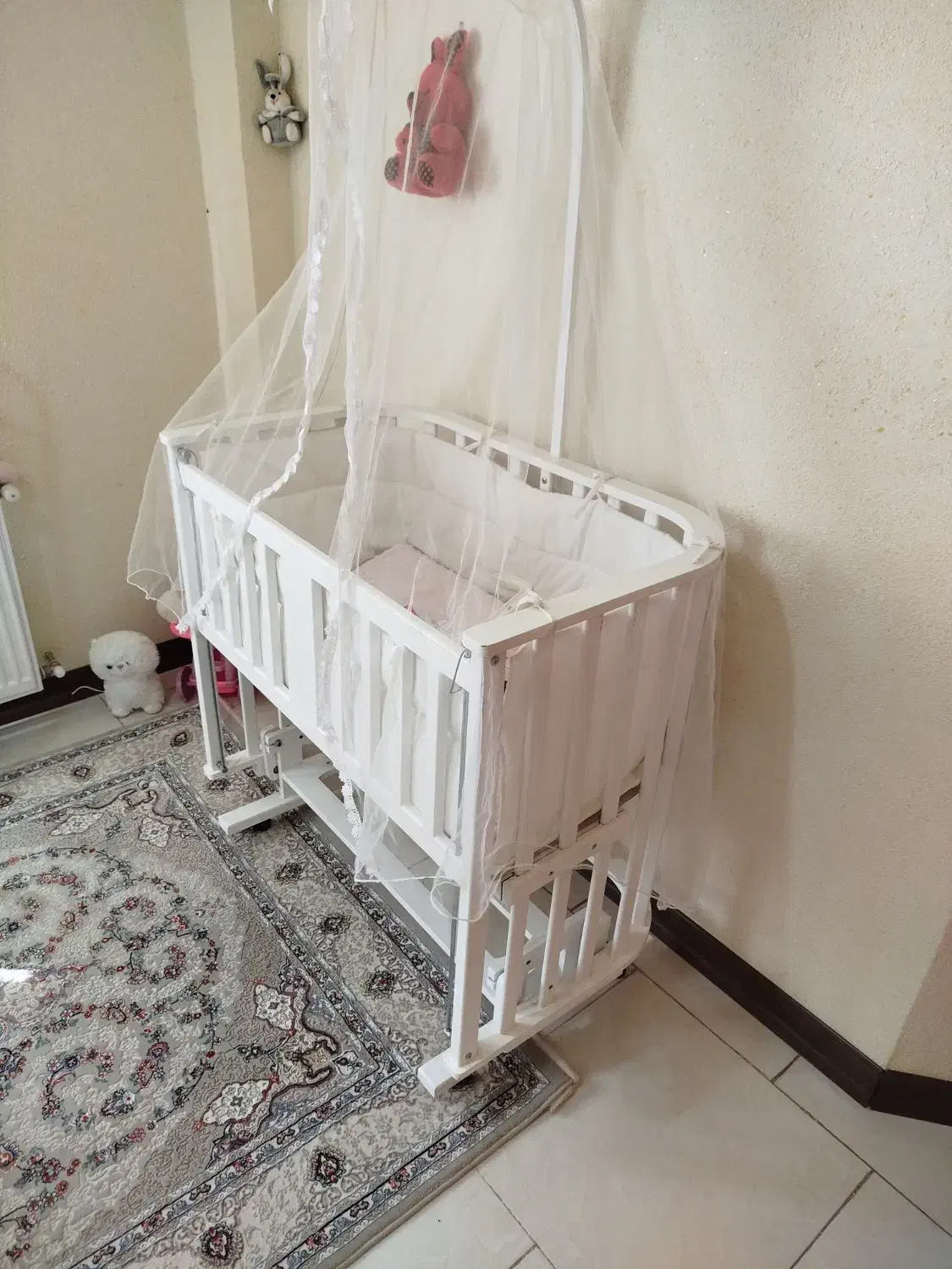 تخت نوزادی گهواره ایی کاملا سالم نو نو|تخت و صندلی بچه|پرند, فاز ۶|دیوار