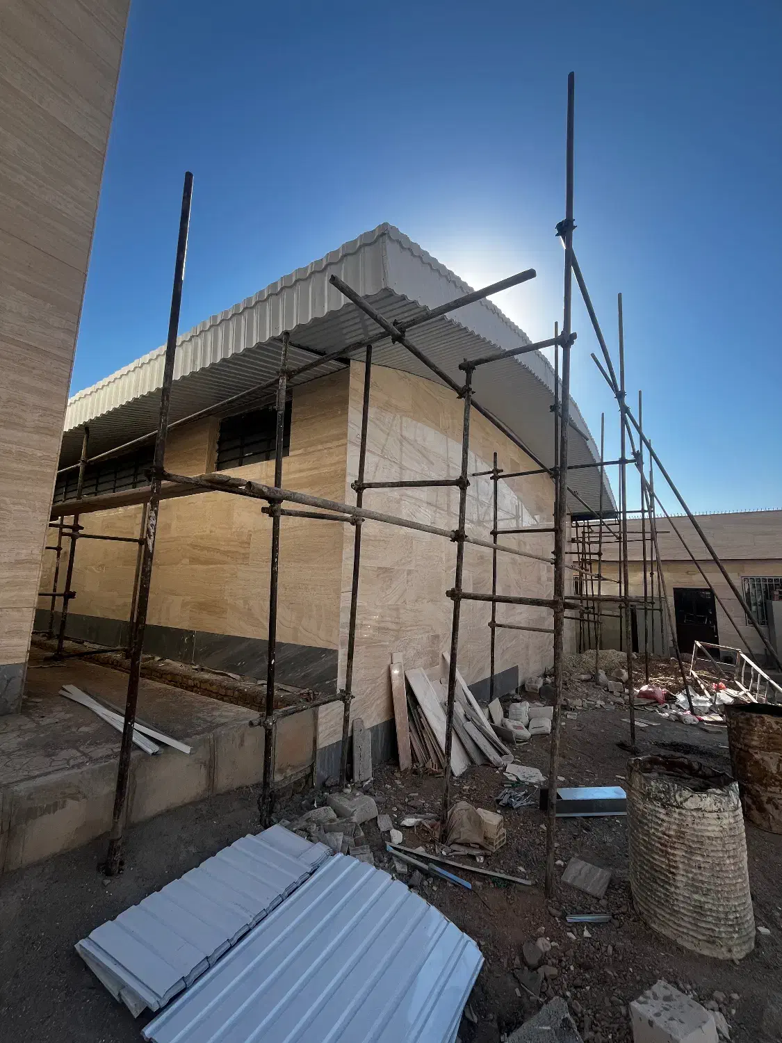 نصب سقف و شیروانی و ساندویچ پنل|خدمات پیشه و مهارت|سمنان, |دیوار