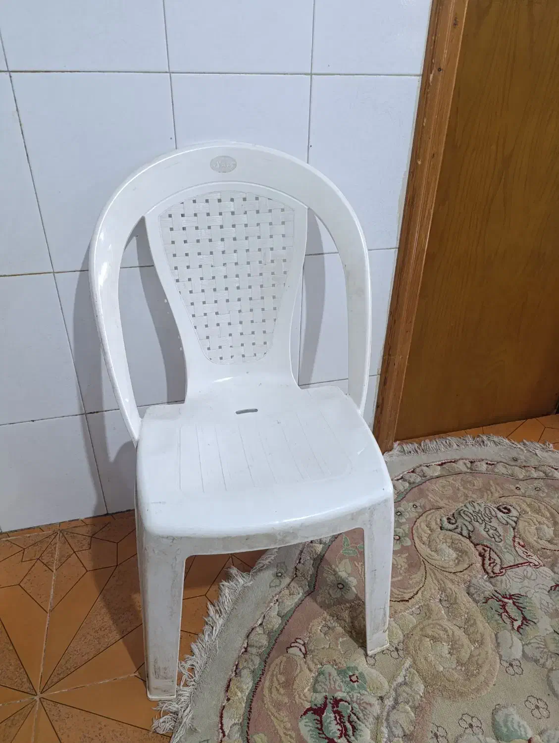 صندلی پلاستیکی محکم قدیمی|صندلی و نیمکت|بابلسر, |دیوار