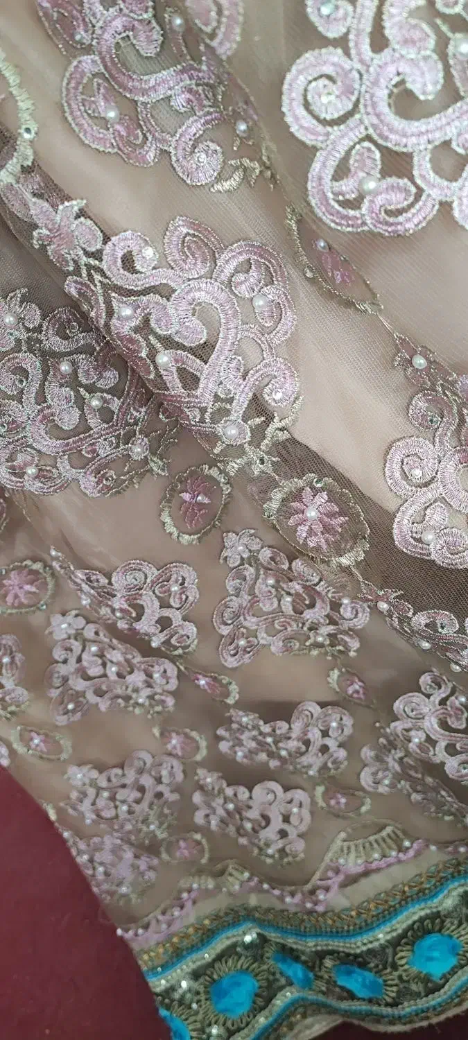 یک دست لباس محلی نو و یک تومون محلی و پیراهن تک|لباس|صدرا-فارس, فاز ۱|دیوار