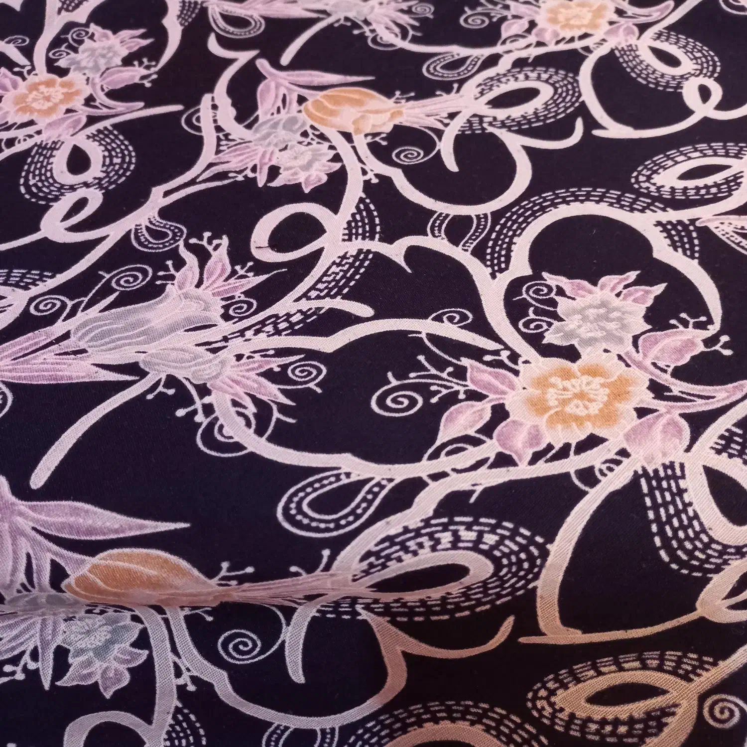 چادررنگی|لباس|اهواز, کوروش|دیوار