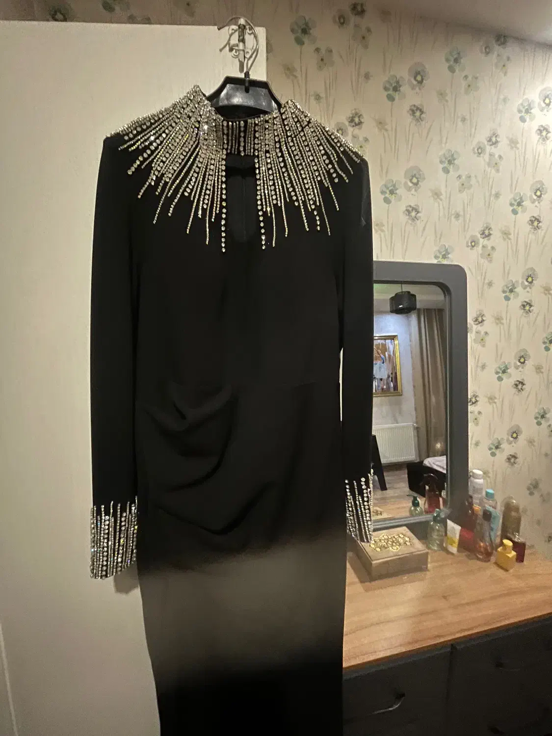 لباس مجلسی|لباس|رودهن, |دیوار