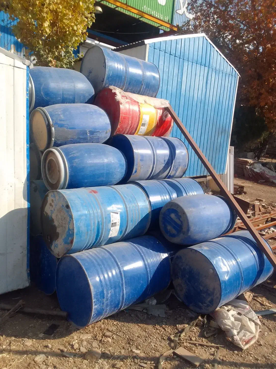 بشکه پلاستیکی اهنی دربسته در باز موجود می باشد|ظروف نگهدارنده، پلاستیکی، یک‌بارمصرف|هشتگرد, هیو|دیوار