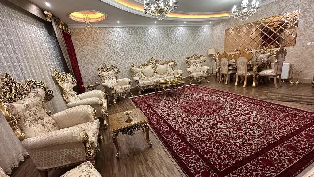 یک دست مبل نه نفری و یک میز نهار خوری شش نفری|مبلمان خانگی و میز عسلی|مهاباد (آذربایجان غربی), |دیوار