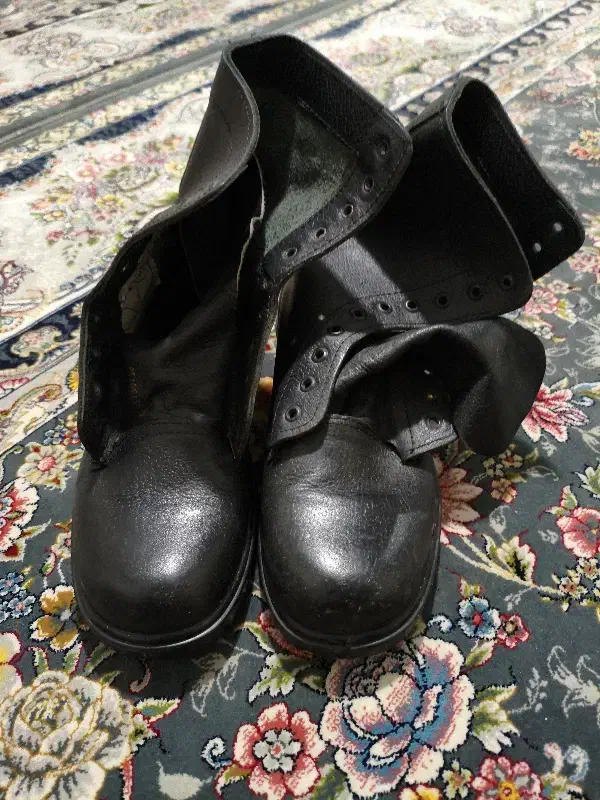 پوتین سربازی|کیف، کفش، کمربند|فردیس, نسترن غربی|دیوار