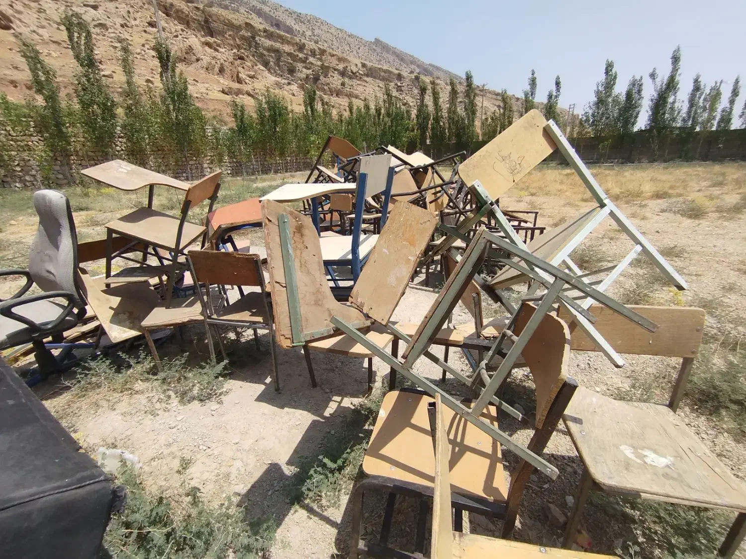 صندلی چوبی مدرسه ای دسته دار|صندلی و نیمکت|شباب, |دیوار