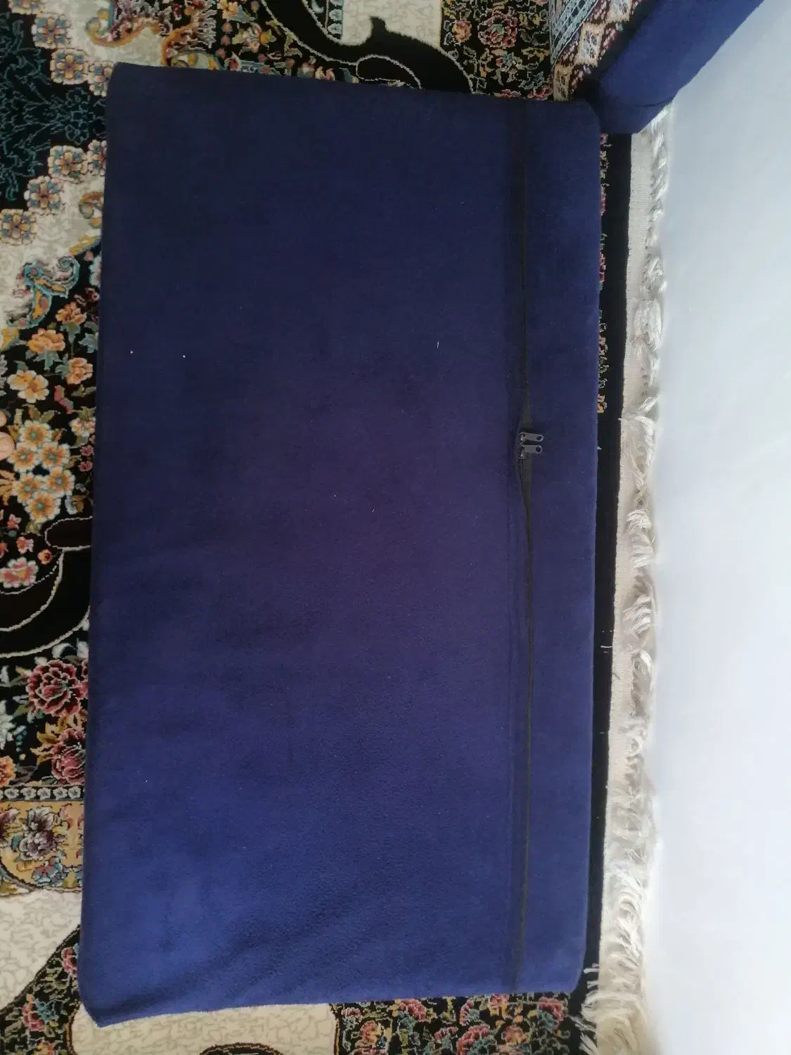 دو عدد پشتی سرمه ای و دو عدد موکت کناره یا راهرو|فرش|کرمانشاه, |دیوار