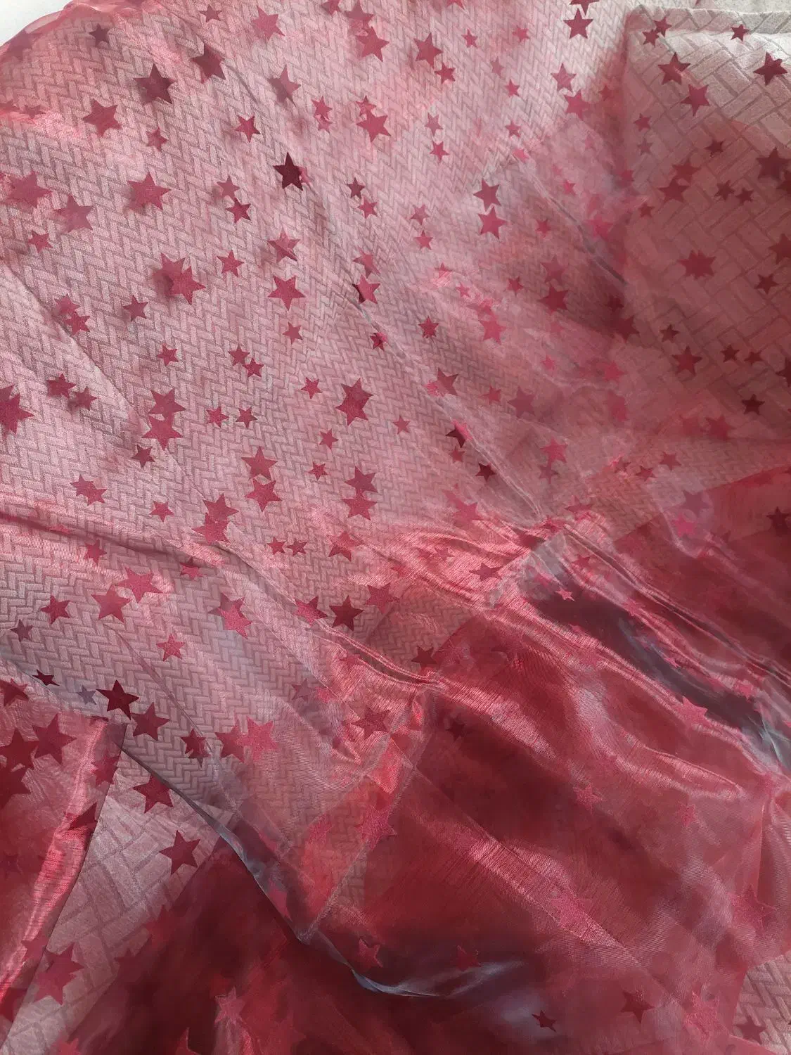 پارچه زرشکی رنگ ( تور یا حریر با طرح ستاره )|پرده، رانر، رومیزی|شیراز, زرگری|دیوار