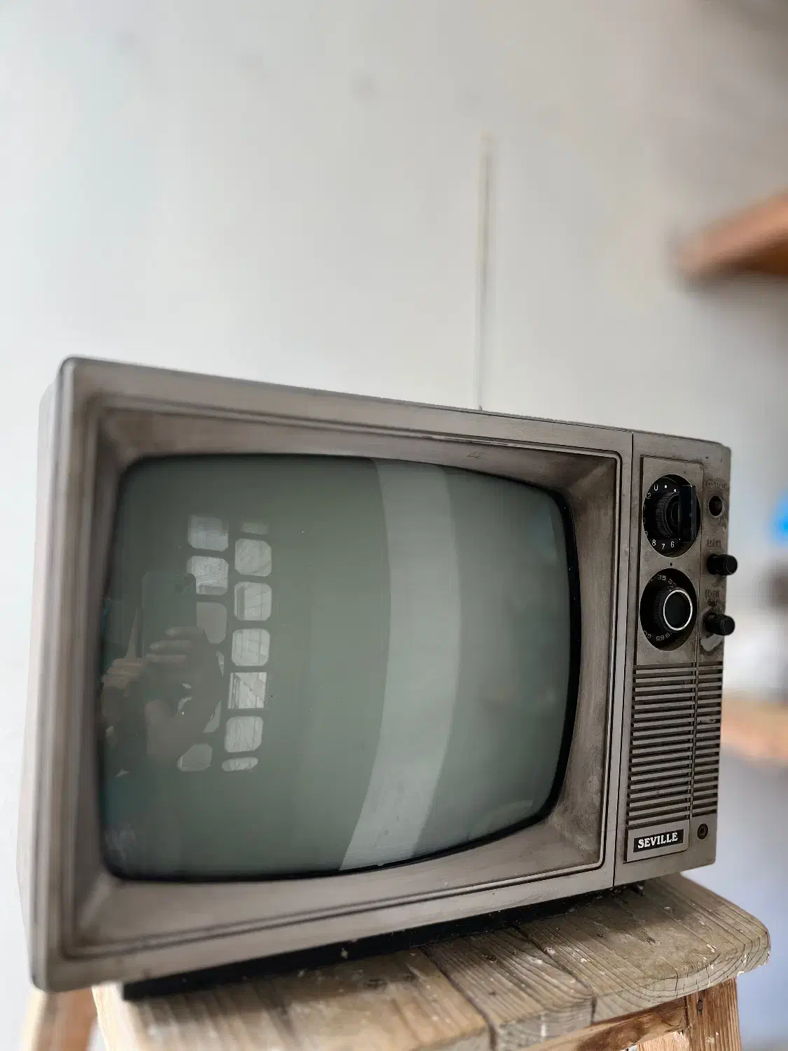 تلویزیون آنتیک قدیمی سویل کره|کلکسیون اشیاء عتیقه|ساری, |دیوار