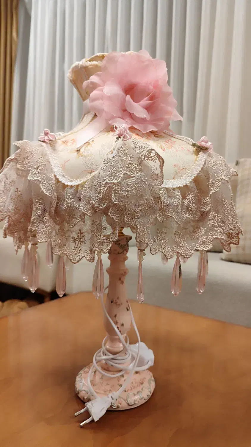 آباژور رومیزی کلاسیک دانتل با آویز کریستالی، شیک|چراغ خواب و آباژور|قم, پردیسان|دیوار