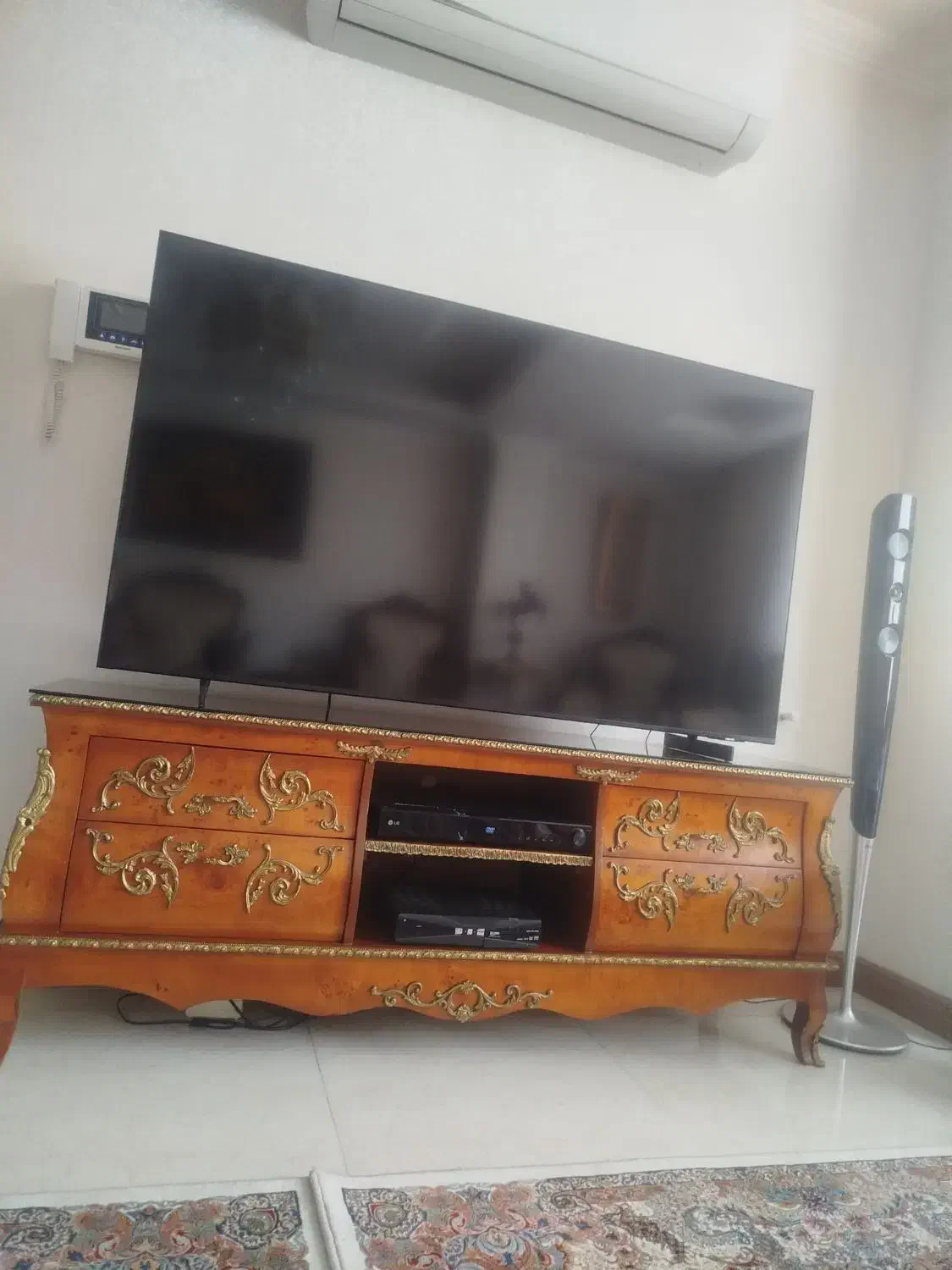 میز تی وی معرق و برنز کاری شده در حد نو|میز تلویزیون|فردیس, شهرک هفده شهریور|دیوار