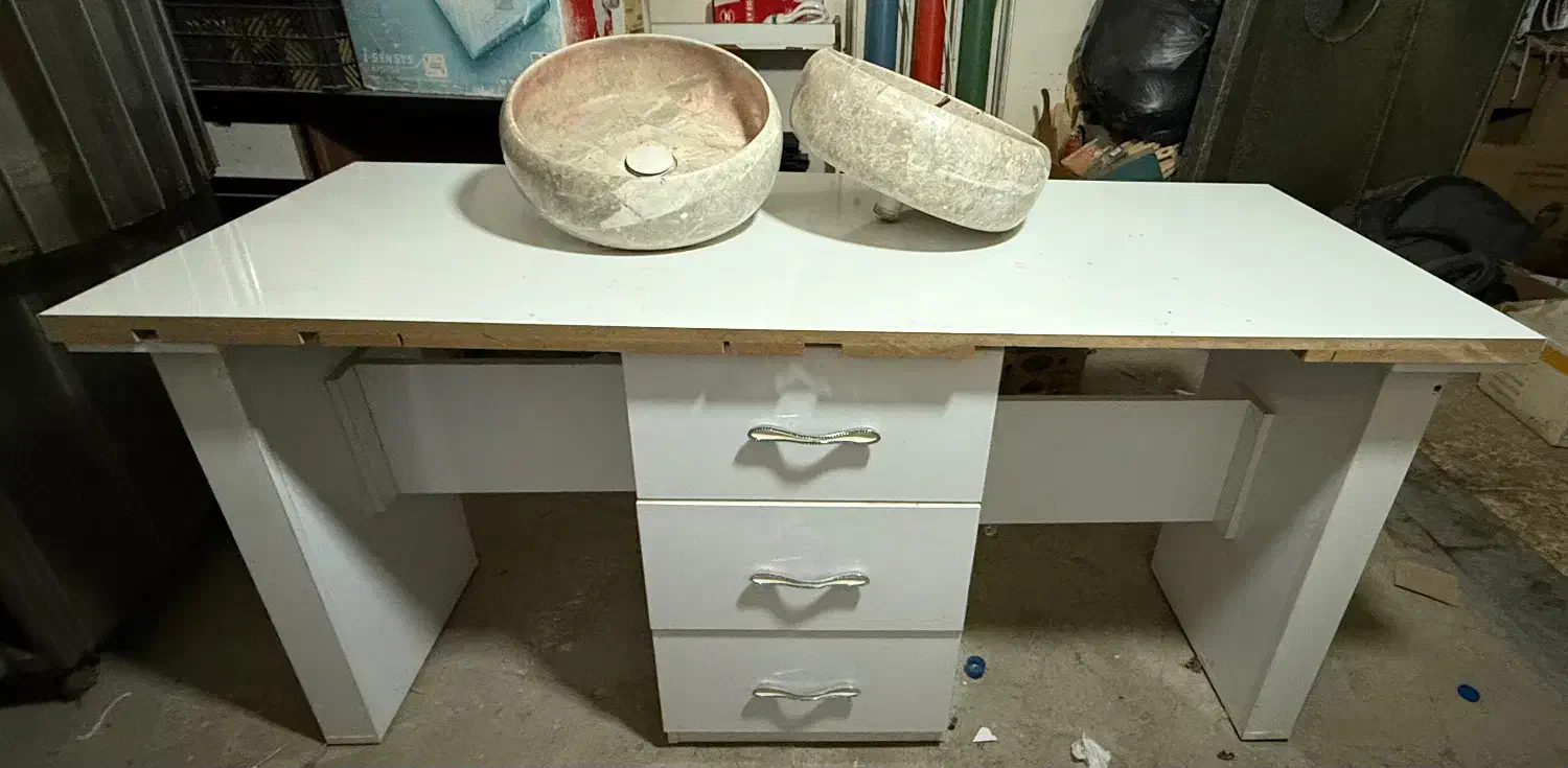 فروش ویژه و فوری لوازم ارایشگاهی  میز ،صندلی،تخت|آرایشگاه و سالن‌های زیبایی|اردبیل, |دیوار