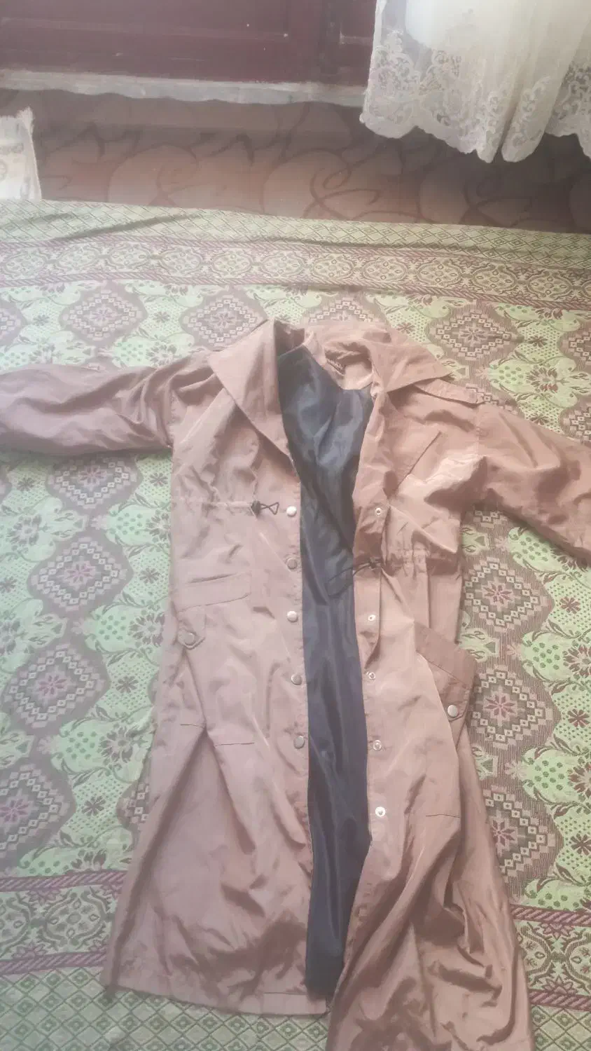 یک عدد بارانی|لباس|قروه, |دیوار