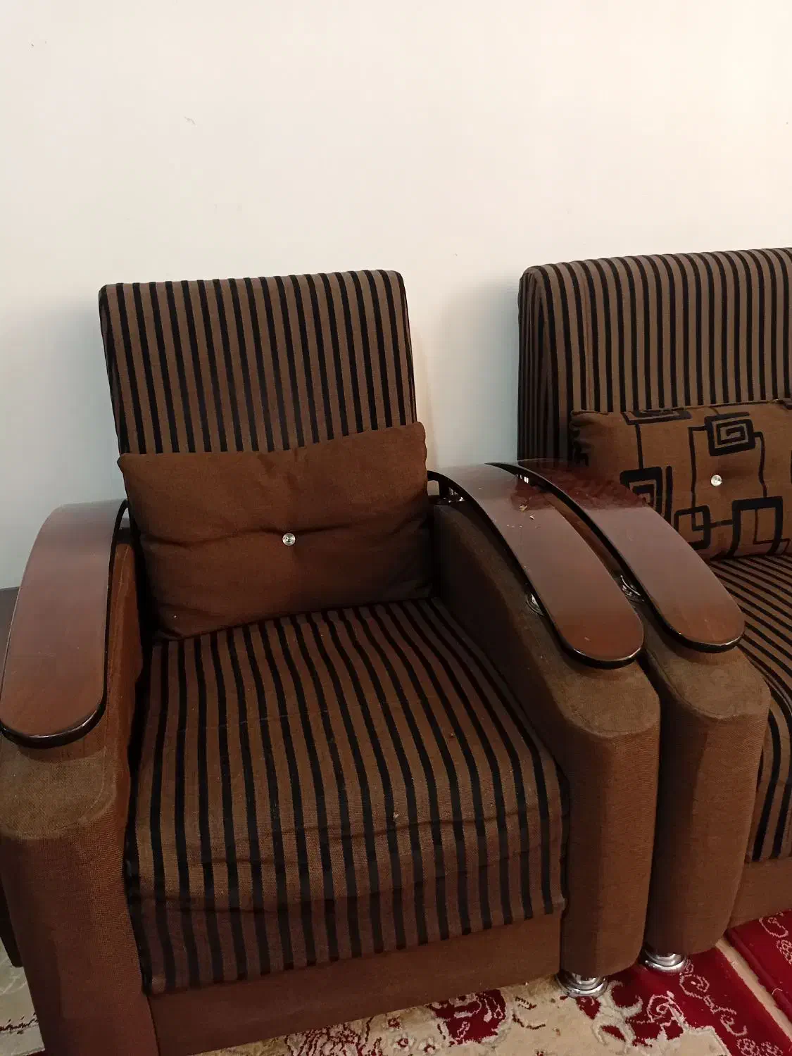 مبل ۷ نفره تمیز|مبلمان خانگی و میز عسلی|تربت جام, مسکن مهر|دیوار