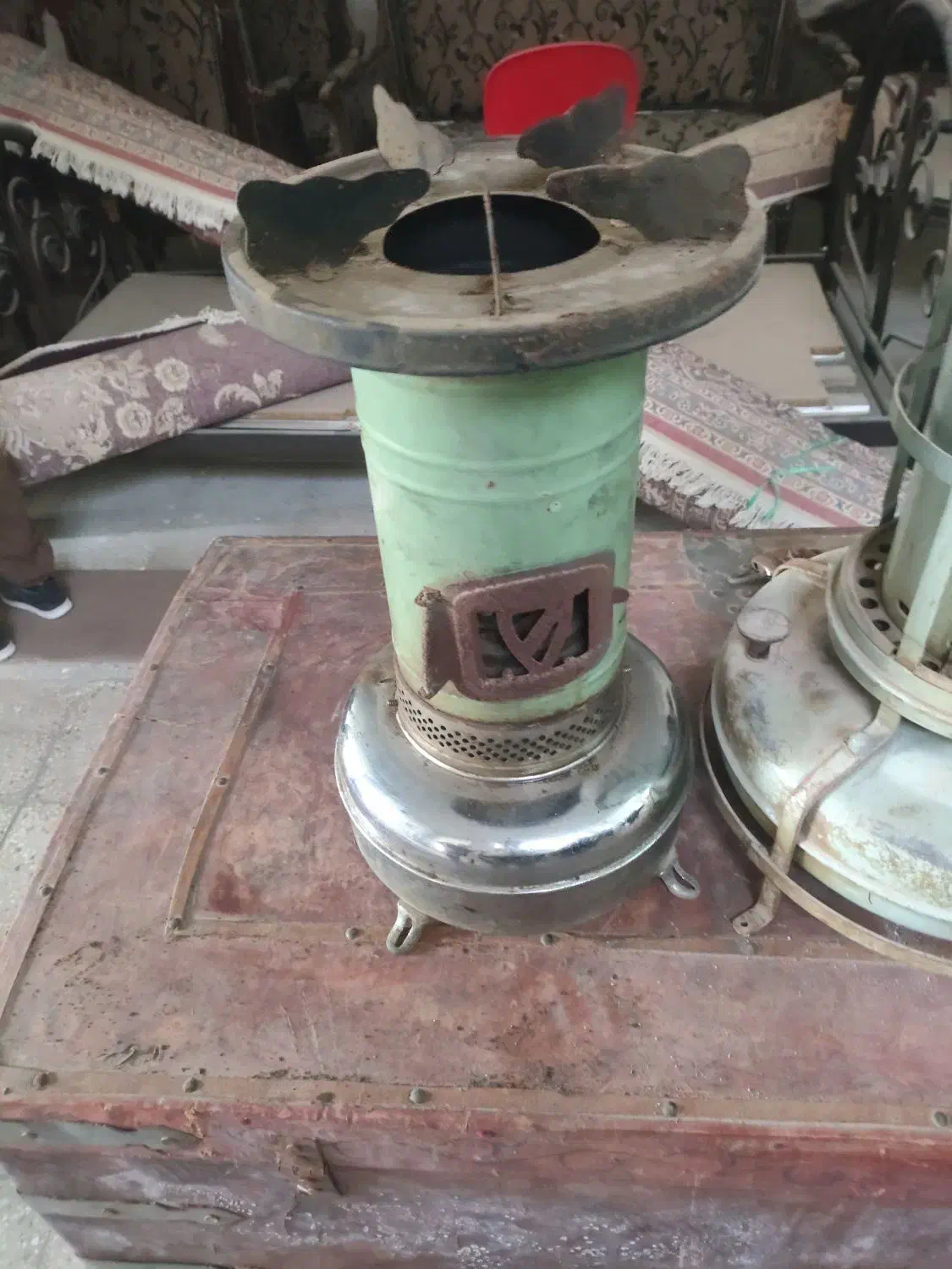 یک علائدین و چراغ والر قدیمی|کلکسیون اشیاء عتیقه|یزد, |دیوار