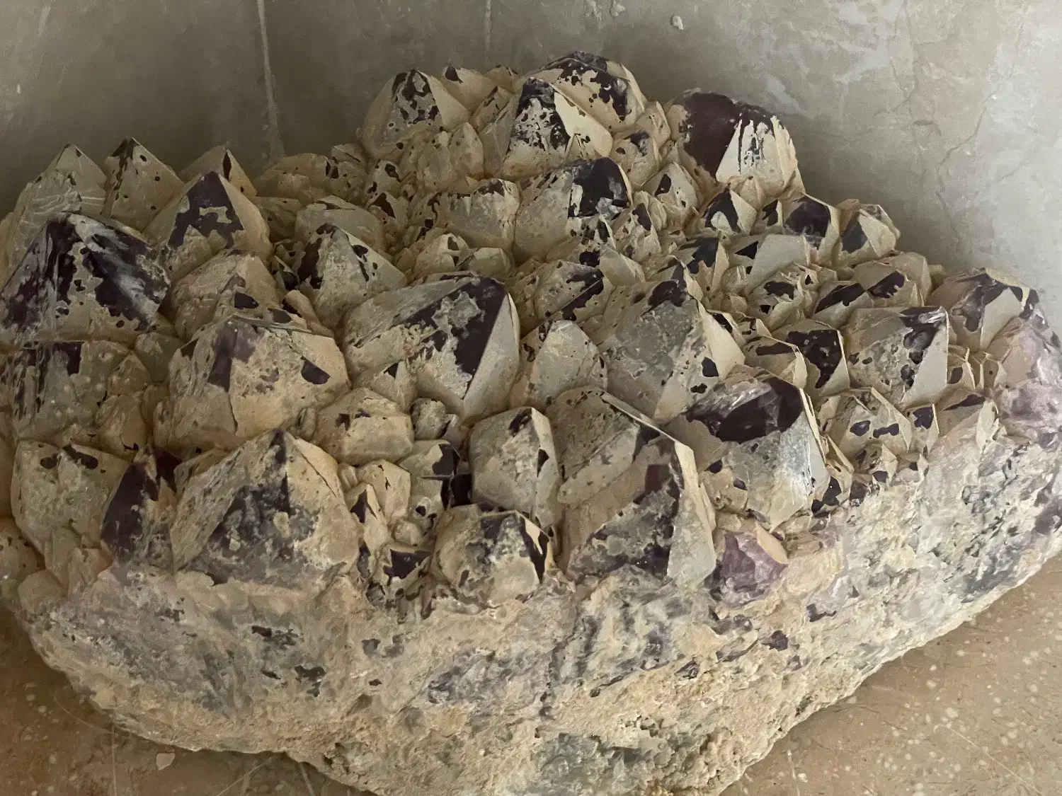 سنگ|جواهرات|تربتحیدریه, باغ ملی|دیوار