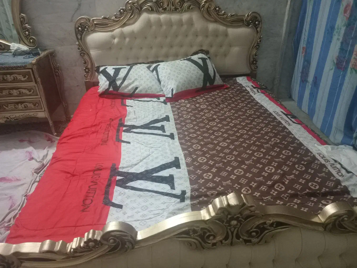 تخت دونفره با تشک به علت کمبود جا|تخت و سرویس خواب|یزد, |دیوار