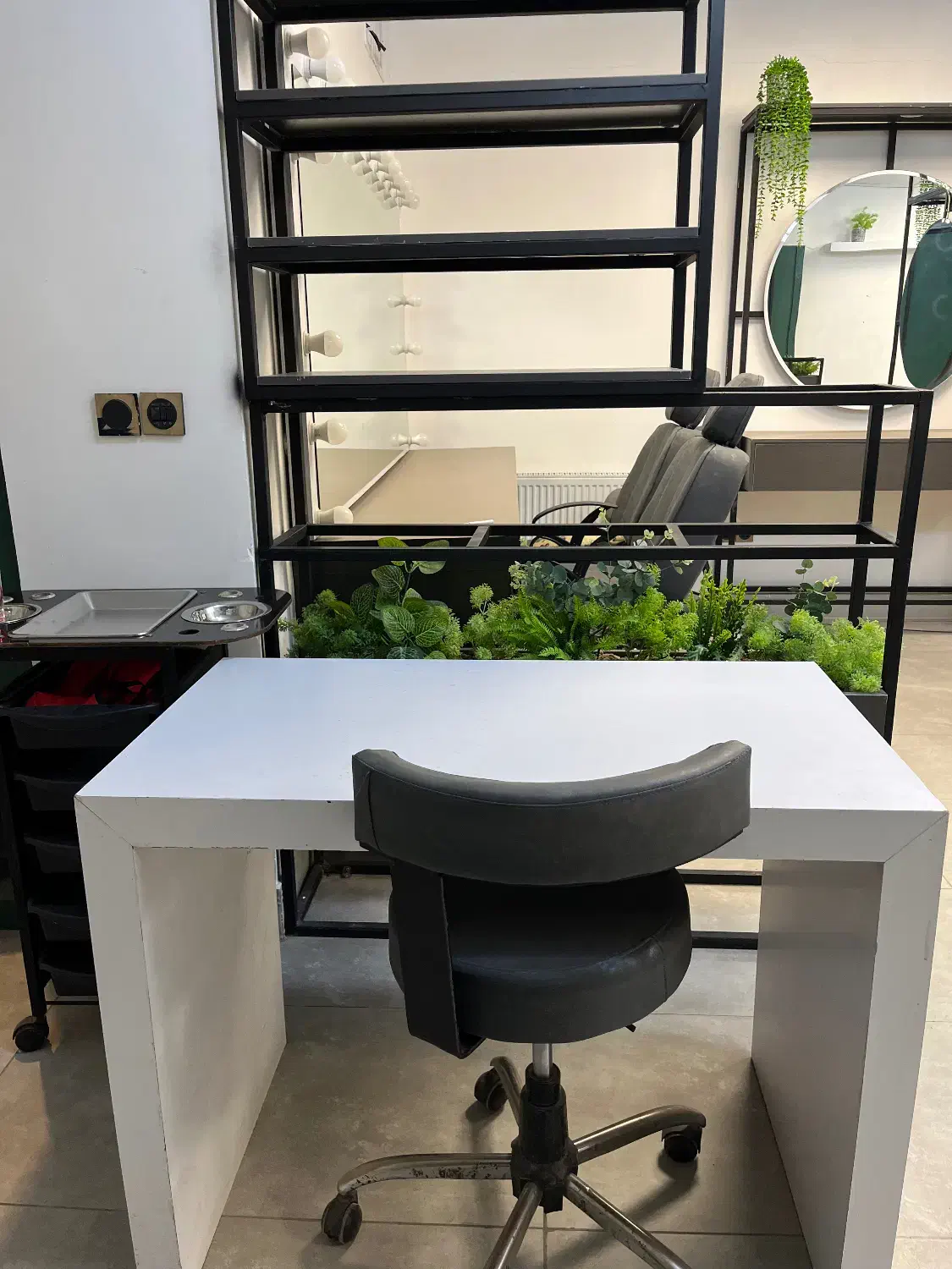 فروش پدیکور و سرشور و میز ناخن با شلف و صندلی|آرایشگاه و سالن‌های زیبایی|سمنان, |دیوار