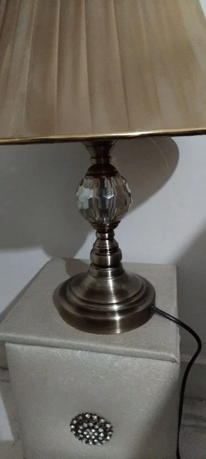 یک عدد آباژور شبخوابی کنارتخت کاملاسالم و شیک|چراغ خواب و آباژور|ری, جوانمرد قصاب|دیوار