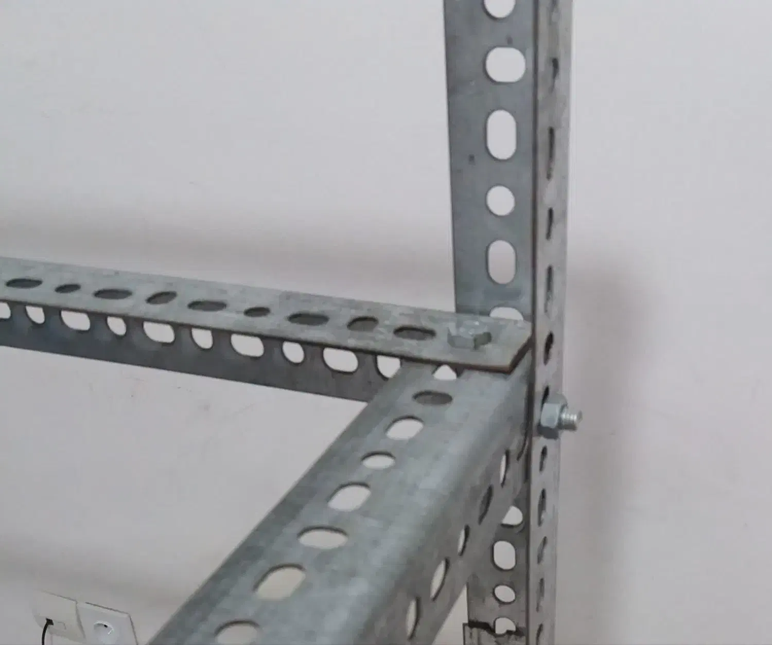 نبشی پیچ و مهره‌ ای  نبشی قفسه بندی گالوانیزه|کتابخانه، شلف، قفسه‌های دیواری|بهارستان, |دیوار