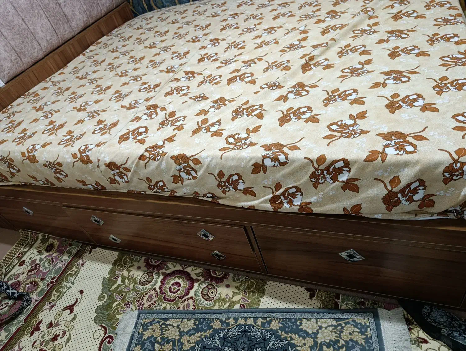 تخت دونفره نو با تشک کشو دار|تخت و سرویس خواب|رشت, چمارسرا|دیوار