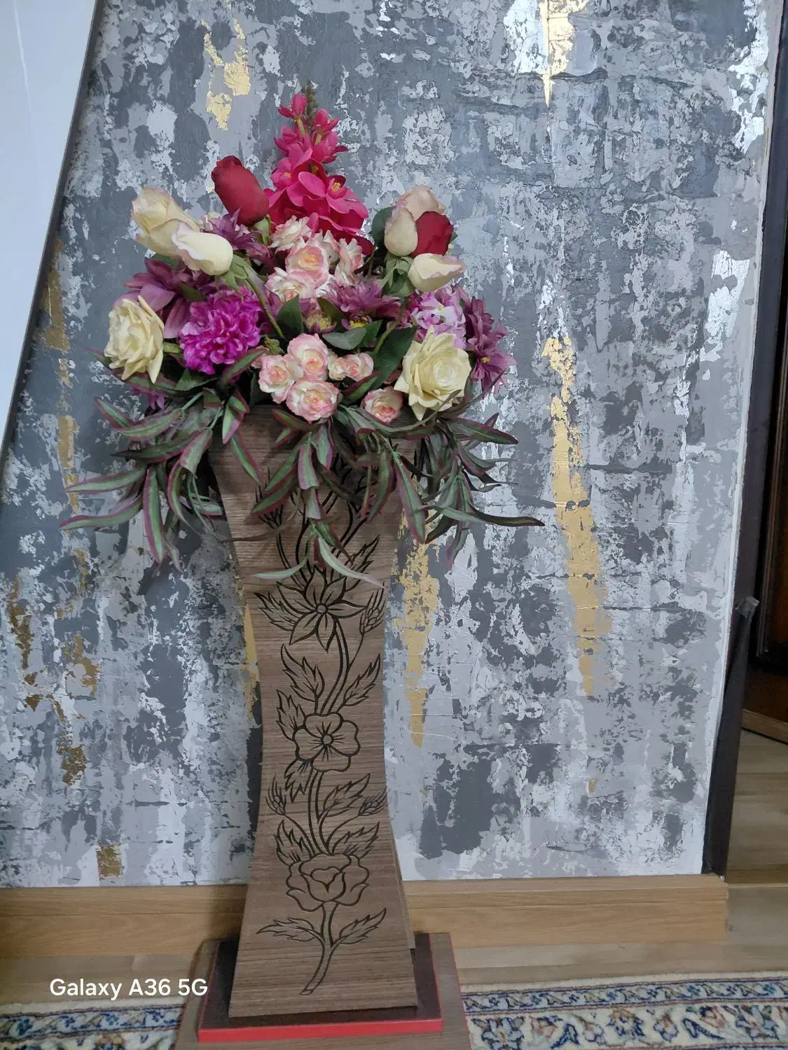 گلدان چوبی با گلهای مصنویی|گل مصنوعی|بومهن, |دیوار