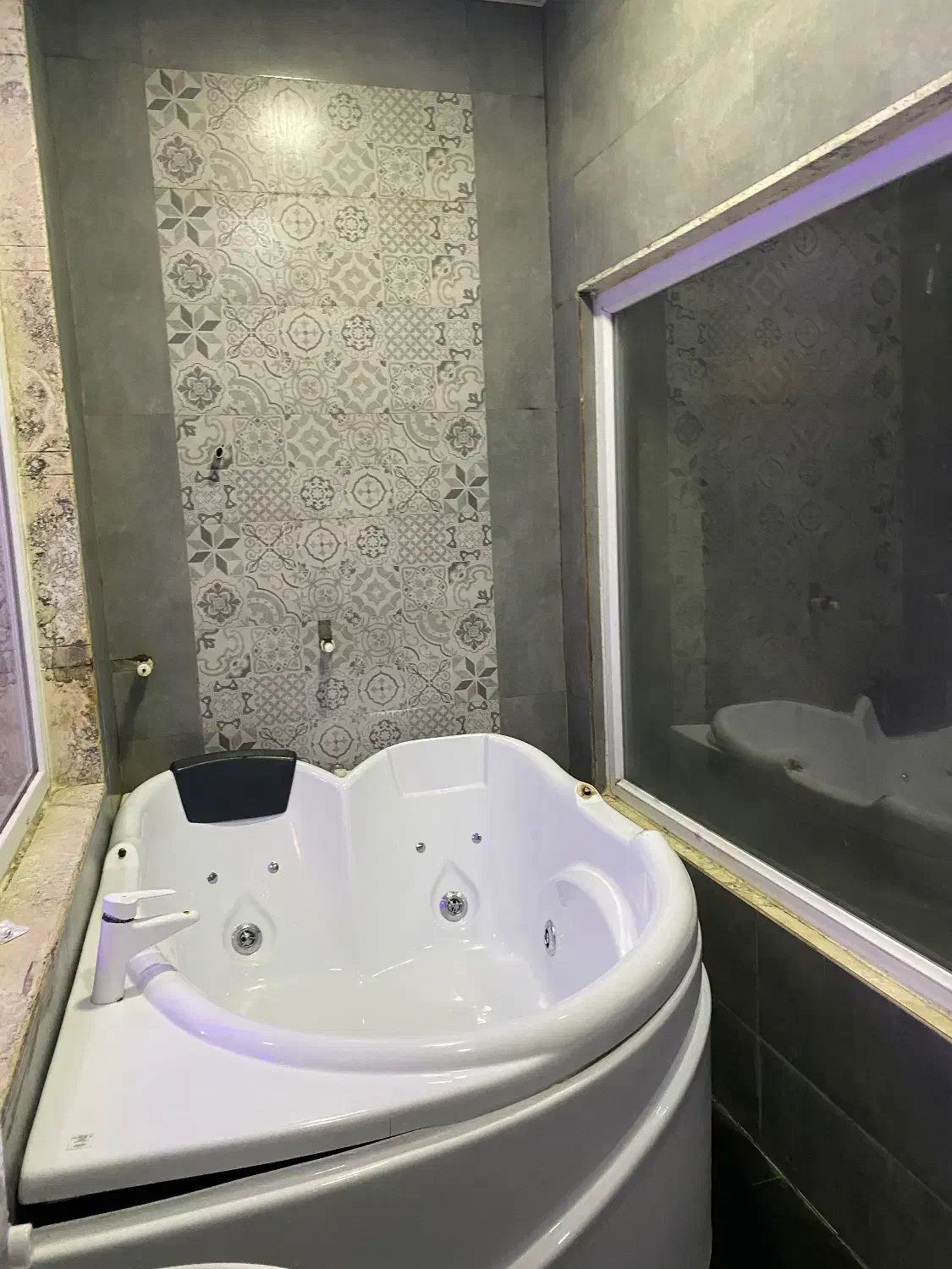 تکخوابه با وان جکوزی دونفره ساحلی ویوی دریا|اجارهٔ کوتاهمدت ویلا و باغ|بندر انزلی, دهکده ساحلی|دیوار